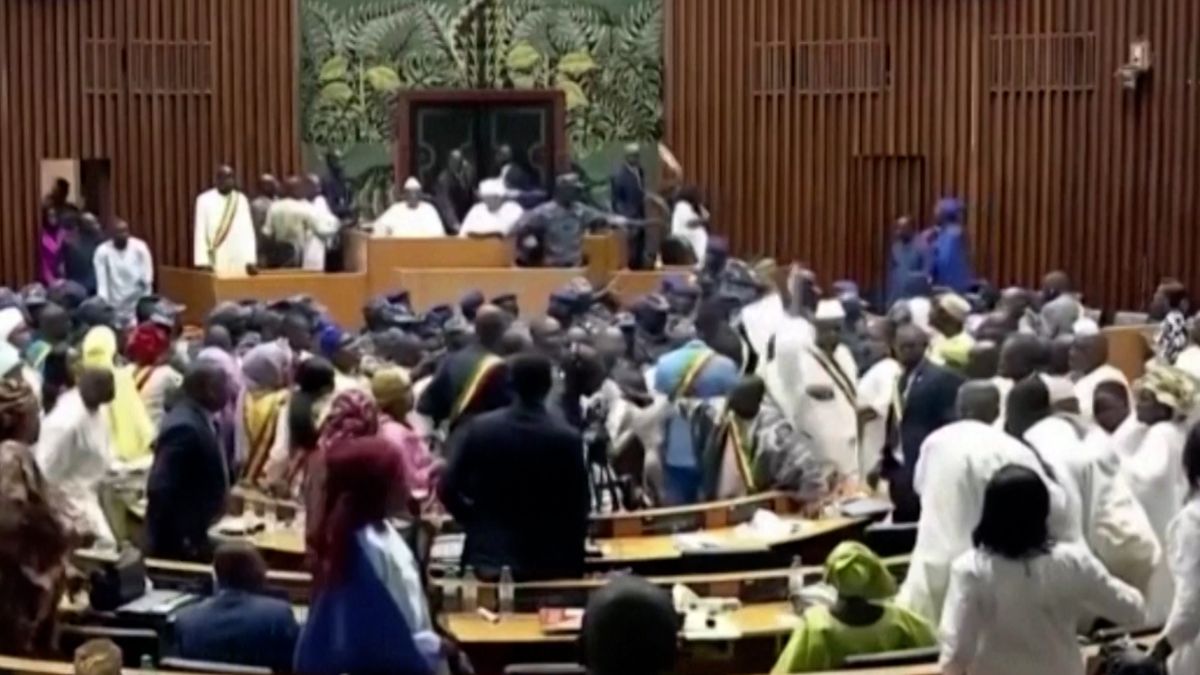 Při rvačce v senegalském parlamentu létaly nadávky i láhve